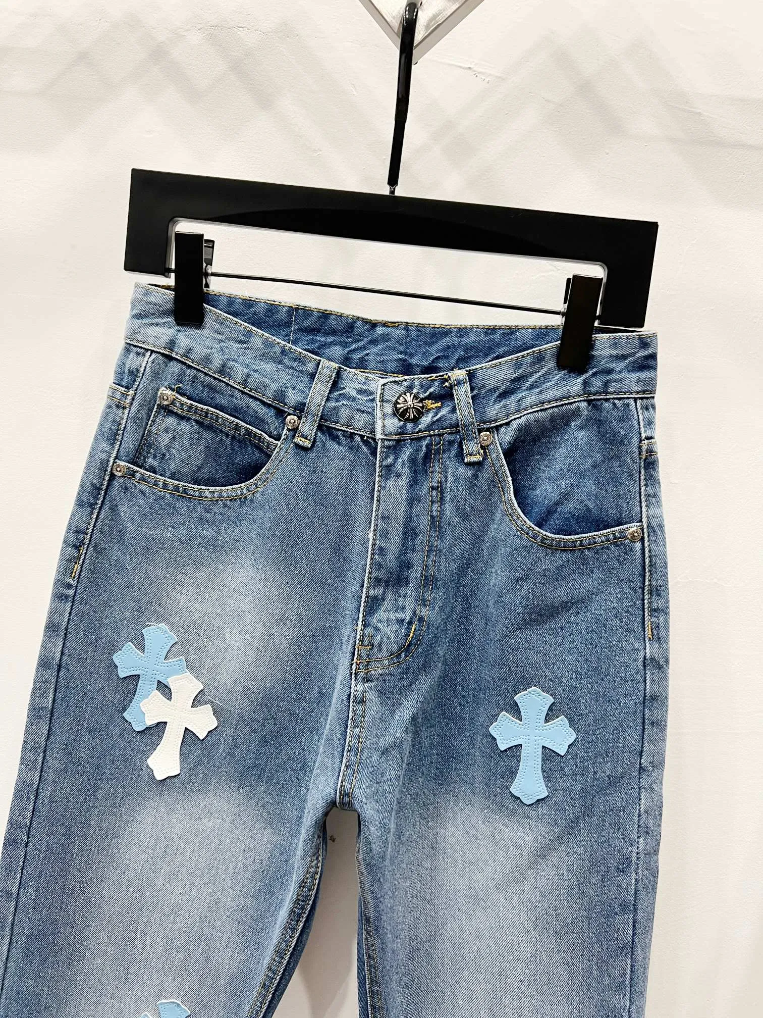 P260 Style number: (K740) Style number: (K550) Chrome Hearts & Chrome Hearts CH city limited series Sanskrit cross patch leather jeans need to be washed and then disassembled and hand-stitched with sheepskin cross leather and then spliced ​​together to complete. The whole process is too complicated to describe. The texture can be seen in the hand, and it looks good. The styles with different washed textures are very friendly to people with thin legs and thick legs. The straight version is very flattering to the leg shape. The moderate length is timeless and can be matched easily and casually. It is the basic styling foundation for various styles and is a must-have in the wardrobe! The fabric is stiff but also makes the upper body soft without losing texture. The washing process is even more perfect. It is a must-have item for everyone! ! ! Washed wheat, hang tag, pants label, three labels are complete, the upper body effect is particularly stiff and stylish, super stylish, same style for men and women - Color: Size: 28 30 32 34